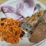 オーボンヴュータン - ジャンボンブラン   キャロットラペ。パンは尾山台駅前某ブーランジュリーの蕎麦粉のバゲット。