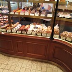 オーボンヴュータン - 入店してすぐのタルトコーナー。タルトをこれだけ揃えてある店が他にあるだらうか？