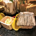 銀座 しのはら - 藁ぶき屋根の家の器