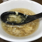 珍来 - チャーハン(630円)のスープ