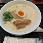 Hakubun - 真っ白スープに青菜の緑と煮卵の黄身が鮮やか