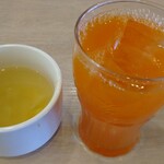 ガスト - ドリンクバーの野菜ジュースと今日のスープの玉子スープ