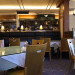 トゥ・ザ・ハーブズ - ソーシャルディスタンスがしっかりとられた店内