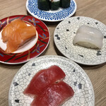 大起水産 回転寿司 - マグロとイカ…100円皿
            サーモン…200円皿、鉄火巻き…250円皿