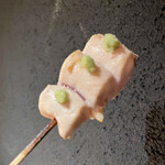 焼き鳥 とりら - 当然のレア焼で、表面にも筋立ちは皆無