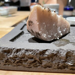 焼き鳥 とりら - 海老芋、何気に高級食材！敢えて伏せるが白い粉が絶妙！