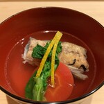 はらまさ - お椀：蕪　鰻　人参 蕪、柔らかくて出汁がしみている。鰻、柔らかい。 出汁が好み。