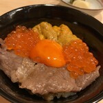 はらまさ - トリュフご飯　雲丹　卵黄　いくら　牛肉 トリュフが少し苦手になので、追いトリュフはなしにしていただきました。 その代わりに、いくらをトッピングしてもらいました。 贅沢な食材尽くしなんですが、とてもバランスがいいんです。大好きな〆のご飯。