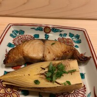はらまさ - 焼き物：鰆の幽庵焼き　筍 好みの味付け。日本酒に合いますね。 筍は皮つき、食感がいい。