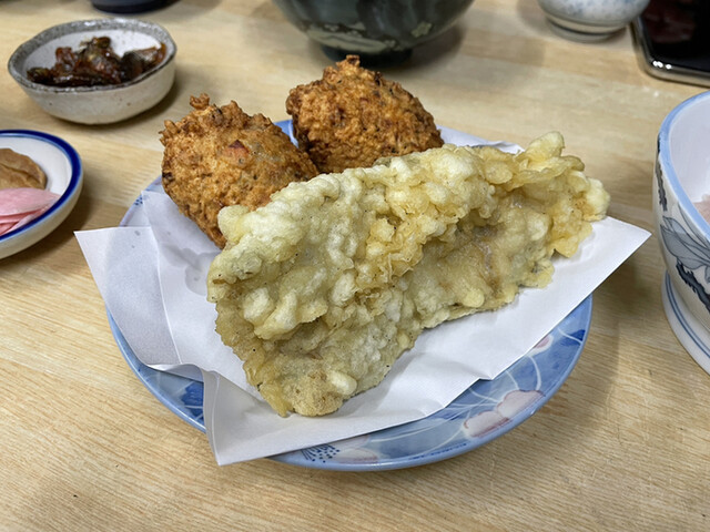 身はふわふわで味は淡泊な鯰 ナマズ の天ぷら 邑楽郡板倉の郷土料理 By ヘルシンキ 小林屋 こばやしや 板倉東洋大前 魚介料理 海鮮料理 食べログ