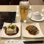 四川料理 銀杏 - 晩酌セット1280円の生ビールにAの料理から2品に棒棒鶏に冷奴。