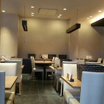 Byuffe Resutoran Ginnan - 和食店のような、美術館のカフェのような、すっきりと素敵な内装の店内です