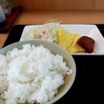 いちぎん食堂 - やわらかご飯にミニサイズのポーク玉子、サラダ付き。