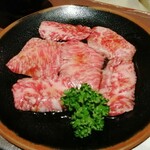 Baribari - 仙台牛カルビランチのお肉。あと、ライス、スープ、キムチ、サラダ、デザートが付きます。