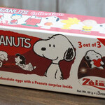 SNOOPY Chocolat - Zainiスヌーピーチョコエッグ。
      卵型チョコの殻を割ると、中からスヌーピーのおまけが
      出て来るんだよ。チョコは3個入りで食べるのが楽しみです。