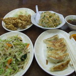 餃子の砂子 - チャーハン、野菜炒め、餃子、唐揚げ