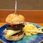 肉汁の生贄 kingscafe  - ベーコンチーズバーガー全景