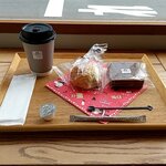 Cafe Moi! - 料理写真:ごまとさつまいものパン、チョコとバナナのパウンドケーキ、ホットコーヒー