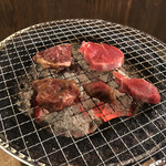 七輪焼肉 安安 - 焼きます