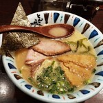 七志 とんこつ編 - こくまろらーめん（ニンニク抜きのラーメン）