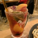 魚介イタリアン酒場サチアーレ - フルーツたっぷりジョッキスパークリング　ロゼ　