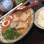 丸田屋 - 料理写真:大盛り中華そばにごはん。漬物もありがたい。