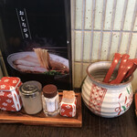 丸田屋 - 料理写真:卓上。ラーメン用はホワイトペッパーのみ。