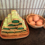 丸田屋 - 料理写真:卓上の「ゆで玉子」と和歌山らしい「早寿司」。