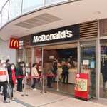 スターバックスコーヒー - 駅からも、お客がたくさん。マックの行列は、大したことない