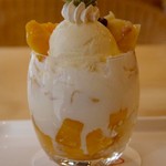 フルーツカフェ タマル - ももとマンゴーの贅沢なパフェ