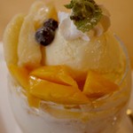 フルーツカフェ タマル - ももとマンゴーの贅沢なパフェ