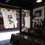 海彦 - 冷房がなくても涼しい店内。