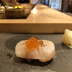 三宿の寿司 えん - 帆立の炙りいくら載せ