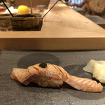 三宿の寿司 えん - 炙りサーモン