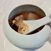 中国意境菜 白燕 - 豚の肺の入った薬膳スープ。肺は初めて食べた。手が掛かっている。