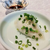 中国意境菜 白燕 - 皮から手作りの水餃子。1個なところが日本的。