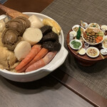 香港料理 銀杏 - 右は盆菜をメインにした食卓ミニチュア