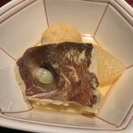 赤坂 渡なべ - 鯛の頭と大根の炊き合わせ 一番好きな頭、姉の鯛の目玉をいただきました。 とても上品な味付け。