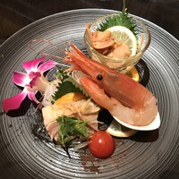 廣東料理 民生 ヒルトンプラザウエスト店 - 季節の前菜盛り合わせ： 蒸し鶏・ボタンエビの山椒醤油・ベビー帆立