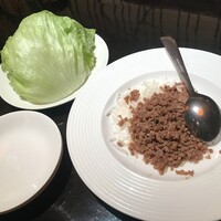 廣東料理 民生 ヒルトンプラザウエスト店 - 名物のミンチのレタス包み