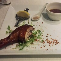チャイニーズ 芹菜 - 骨付きもも肉のクリスピーチキン