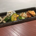 Ginza Yakiniku Sarondo Eijingu Bi-Fu - キムチ、ナムル盛り合わせ（ペチュキムチ、オイキムチ、カブキムチ、ゴボウ、春菊、錫カボチャ）