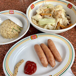 餃子の王将 - 炒飯、揚げ蕎麦、ビールセットのシャウエッセン