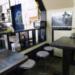 ゆうき食堂 - 簡素な店内。メニューは多すぎてレジ前で決めきれないほど