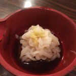 さか本 そば店 - 片口に盛り付けされたイカそうめん。