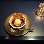 六本木モンシェルトントン - バニラアイスクリームをのせたクレームブリュレです。