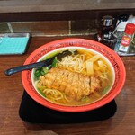万世麺店 - 排骨拉麺 (パーコーラーメン)、870円。