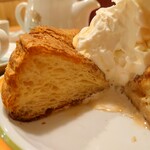 コメダ珈琲店 - ソフトクリームとシロップがジュワーーーーって染み込む!