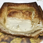 ブーランジェリー スドウ - クリームチーズの酸味と食感がデニッシュのバターの香りと合います！