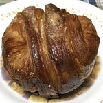 ブーランジェリー スドウ - デニッシュ生地でナッツキャラメルクリームを包んでいます。